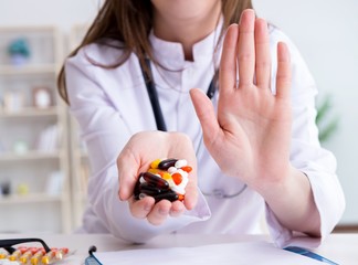 Obraz na płótnie Canvas Doctor with pills working in hospital