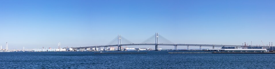 Fototapeta na wymiar (神奈川県ｰ風景パノラマ)青空の下の横浜ベイブリッジ２