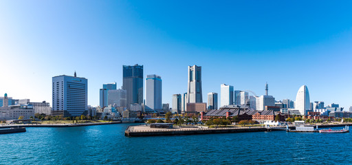 Naklejka premium (神奈川県ｰ風景パノラマ)青空の下のみなとみらい４