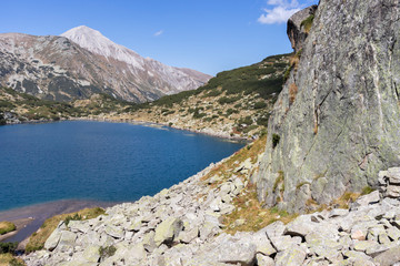 Obraz premium Fish Banderitsa lake and Vihren Peak, Pirin Mountain, Bulgaria