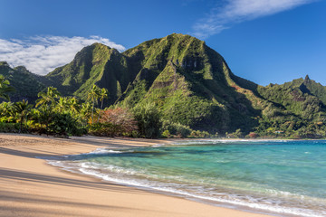 Tunnels beach with lush tropical mountains on the Island of Kauai, Hawaii - obrazy, fototapety, plakaty