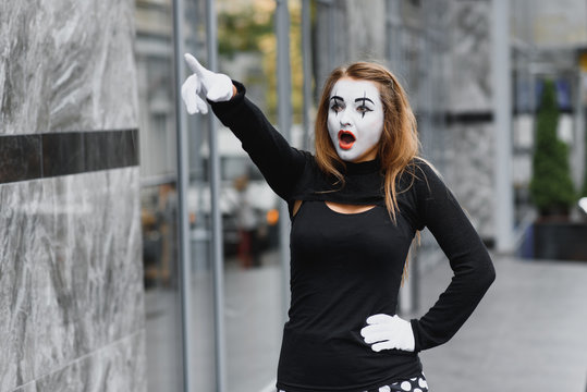 The girl with makeup of the mime. improvisation.