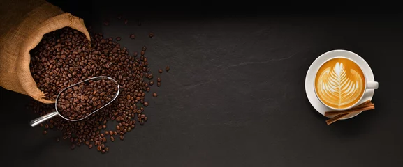 Crédence de cuisine en verre imprimé Café Tasse de café au lait et grains de café dans un sac de jute sur fond noir