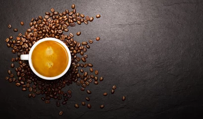 Crédence de cuisine en plexiglas Café Cup of coffee and coffee beans on black background