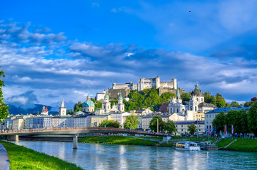 Obraz premium A view of the Austrian city of Salzburg along the Salzach River.