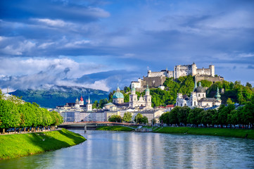 Obraz premium Widok na austriackie miasto Salzburg nad rzeką Salzach.