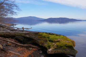 静水の屈斜路湖。北海道、道東のカルデラ湖。