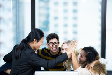 Obraz premium The young business team is happening the success of the business business success concept