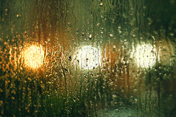 Fondo de luces y gotas de lluvia 