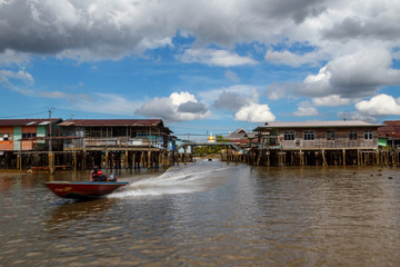 Naklejka premium Kampong Ayer, world's largest floating village, Bandar Seri Begawan, Brunei