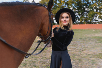 Obraz premium Beautiful glamour woman with a horse