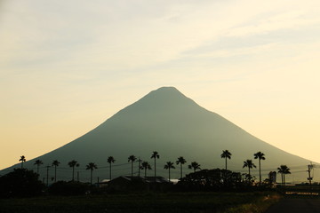 夕焼けに煙る薩摩富士　開聞岳