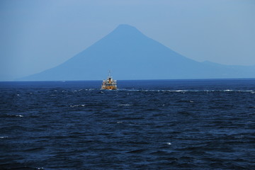 大隅海峡　海に浮かぶ開聞岳