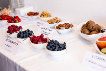 Frühstücksbuffet mti Obst- und Müslischalen