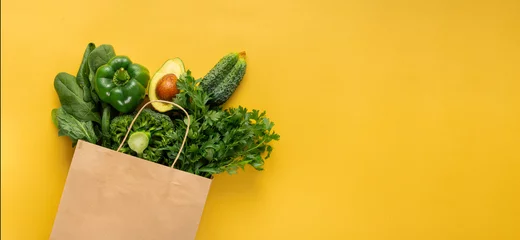 Crédence de cuisine en verre imprimé Manger Sac à provisions plein de légumes verts sur fond jaune avec espace de copie Acheter un concept d& 39 aliments sains