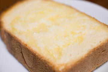 食パンにバター