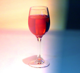 Photo macro of a glass of wine in a cafe
