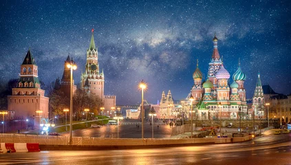 Photo sur Plexiglas Chambre à coucher Visite De Moscou, Russie. Vue panoramique sur le Kremlin de Moscou et la cathédrale de Vasily le Bienheureux connue sous le nom de cathédrale Saint-Basile. Belle vue nocturne de la capitale russe. Panorama