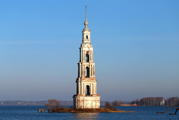 Photo macro of the white bell tower in the river