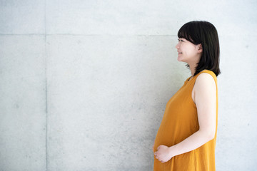 マタニティドレスを着た妊婦