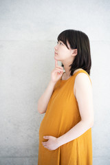 マタニティドレスを着た妊婦