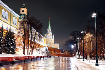 Obraz premium kremlin moscow russia historic architecture at winter night landmark against black sky background. Street view of kremlin arsenal and trinity tower sightseeing war memorial on christmas new year eve