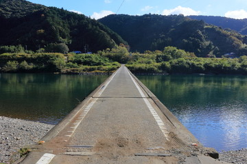 穏やかな三里沈下橋（高知県四万十市）