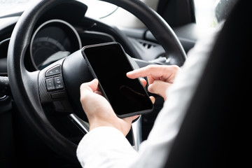 スマートフォンを操作しながら運転している男