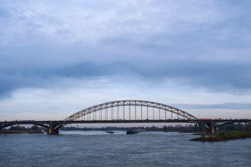 Fototapeta na wymiar Brücke über die Waal in Nijmegen/Niederlande