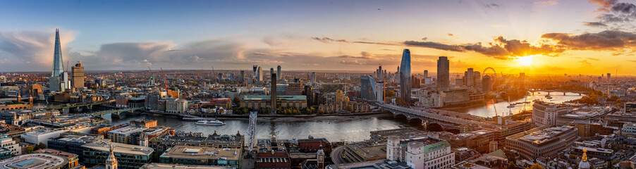 Weites Panorama der Skyline von London, Großbritannien, bei Sonnenuntergang