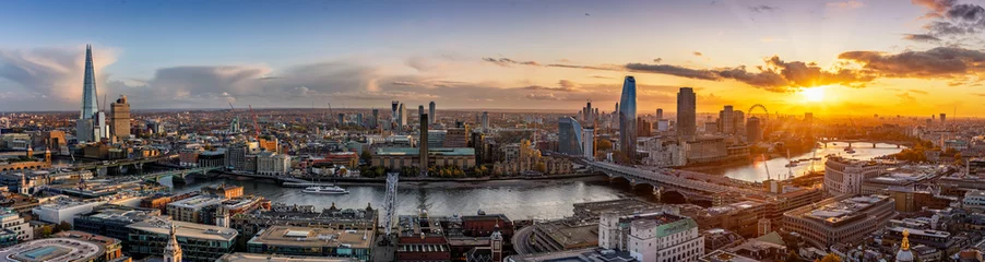 Foto auf Acrylglas Weites Panorama der Skyline von London, Großbritannien, bei Sonnenuntergang © moofushi