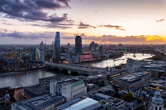 Die Stadtlandschaft von London, Großbritannien, entlang der Themse bis anch Westminster nach Sonnenuntergang © moofushi