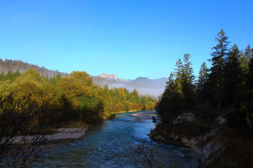 Isar mit Estergebirge im Morgendunst