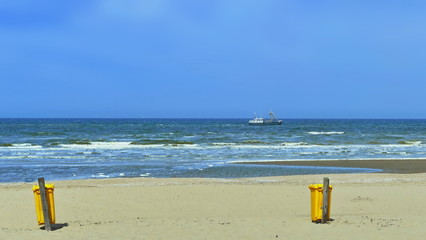 Mülltonne am Strand, nordseestrand und gelbe mülltonne, 