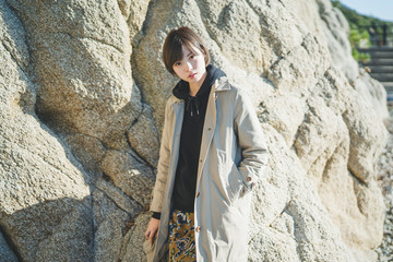 Fototapeta premium 岩場の女性