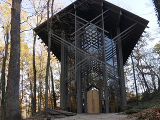 Fototapeta na wymiar Wide shot of the Thorncrown Chapel, Eureka Springs, Arkansas.