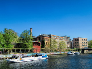 Obraz premium uferpromenade an der spree in berlin, deutschland
