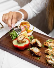 fried chicken and thinly sliced onions and sauce in red pepper