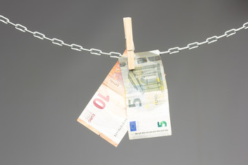 Dinero colgado de una cadena; esclavos del dinero, de los préstamos bancarios del consumismo