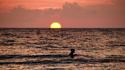 playing on the beach at dusk, taken when the light is very low, less noise, blurry and is not focused