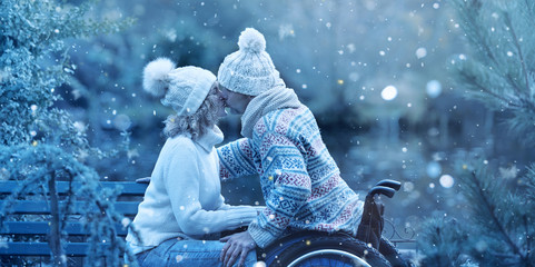 zärtlicher Kuss im Winter