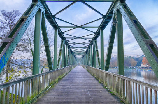 Fu&szlig;g&auml;ngerbr&uuml;cke &uuml;ber den Baldeneysee in Essen Kupferdreh