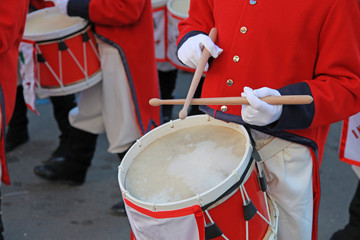 tocando el tambor tamborrada uniformes rojos san sebastián país vasco MG_5085-as19 