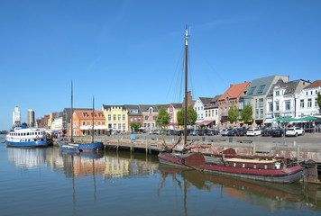 Fototapeta na wymiar an der Hafenpromenade in Husum an der Nordsee,Nordfriesland,Schleswig-Holstein,Deutschland