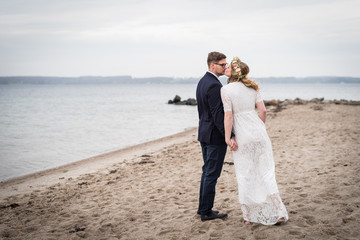 Küssendes Brautpaar am Strand