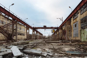 Fototapeten Verlassene Gebäude Gebiet des verlassenen Industriegebiets, das auf den Abriss wartet  © Mulderphoto