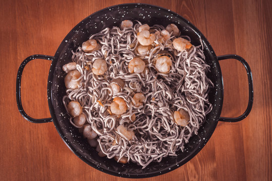 delicioso plato de gulas con gambas