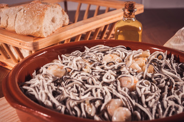 delicioso plato de gulas con gambas