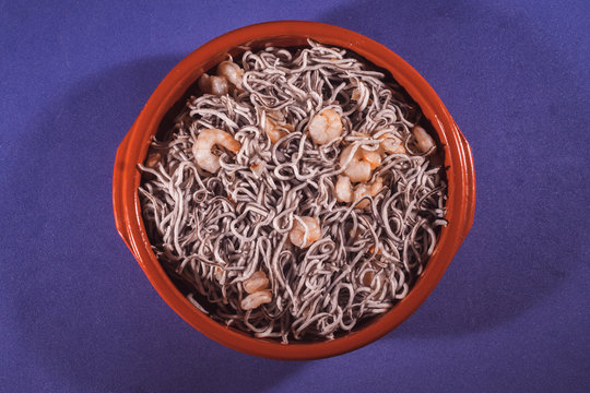 delicioso plato de gulas con gambas
