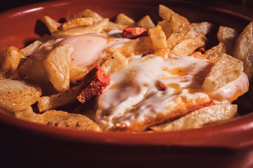 delicioso plato de huevos rotos o huevos con chorizo y patatas